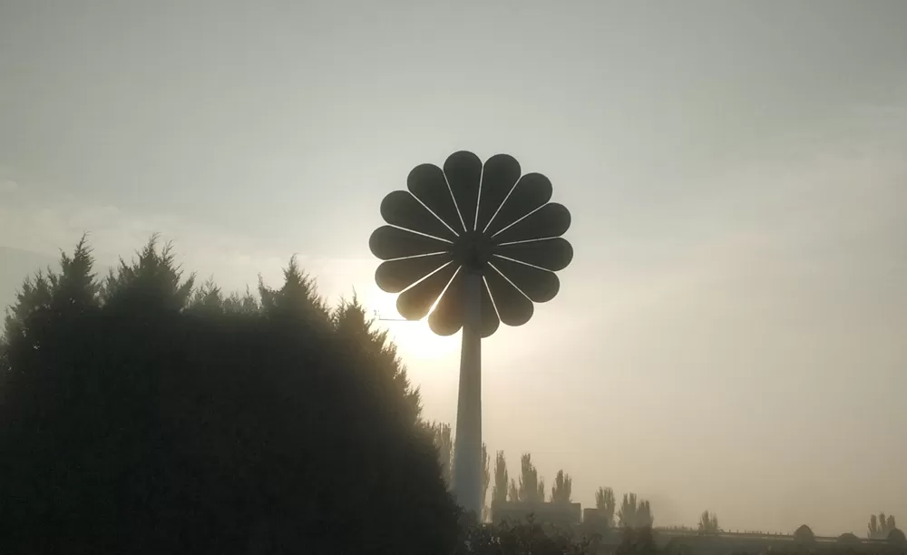 Highway sign reform, photovoltaic sunflowers